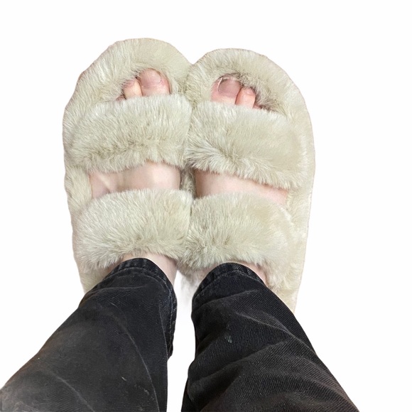 FALL SALE Cape Robbin Kandi Beige Faux Fur Slides Sandals - Picture 2 of 3